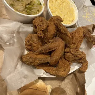 Wing dinner with mac and cheese and cabbage