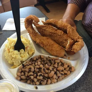 Salt &amp; pepper catfish, Mac and cheese and black eye peas
