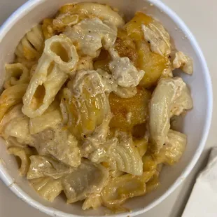 a bowl of macaroni and cheese