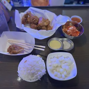 naked fried chicks with sauce on side.