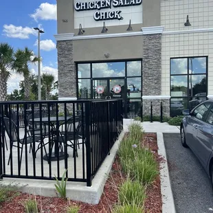 the outside of a restaurant