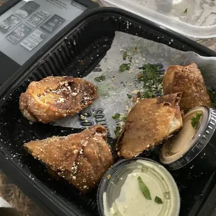 food, chicken wings and fried chicken