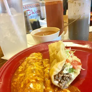 I ordered (a la carte) one fluffy taco and cheese enchilada w/ beef... yummy!!!!!