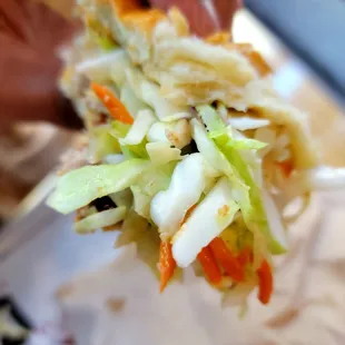 Look at that dry slaw, with no sauce... Boring!