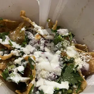 nachos with cheese and spinach