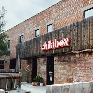 the outside of a restaurant