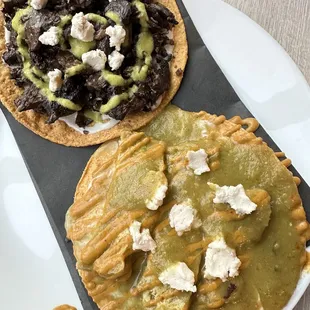 Taco de Garlicky Mushrooms Taco de Chicharron en Salsa Verde