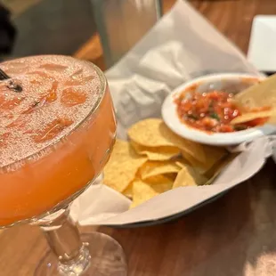 a margarita and chips