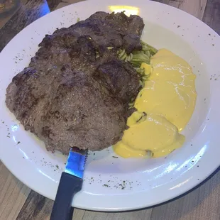 Tallarin Verde Con Bistec Y Papa La Huancaina