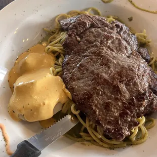 Tallarines Verdes con Bisteck y Papa la Huancaina