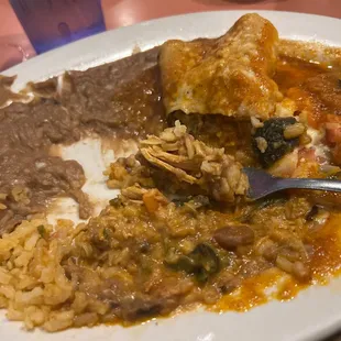 Chile relleno con enchilada de pollo.