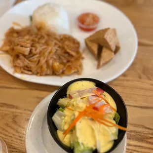 Lunch Combo with Pad Thai with Chicken, Crispy Tofu, white rice and house salad