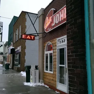 the neon sign for chili john's