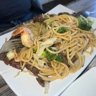 Chow men with shrimp and beef