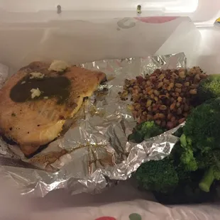 Ancho salmon (a little uncooked), quinoa with wheat berry blend, broccoli. Presentation is horrible!