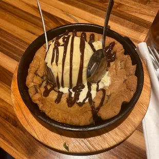 Chocolate chip pie with ice cream =piezookie