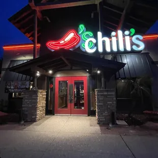 Front view of Chili's.