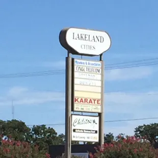 a sign for lakeland suites