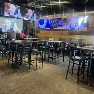 Seating area plenty of TVs