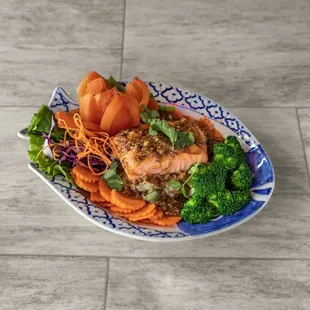 a plate of food with carrots and broccoli