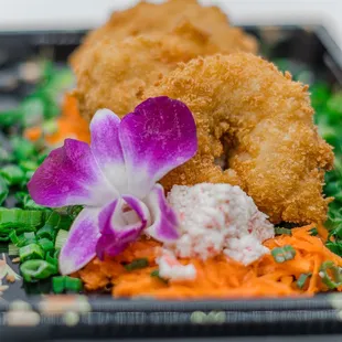 3 Shrimps with Filled with cream Cheese, fried Coating panko, side of tampico and  Shredded Carrot. Cup Chipotle Mayo &amp; Anguila Sause.