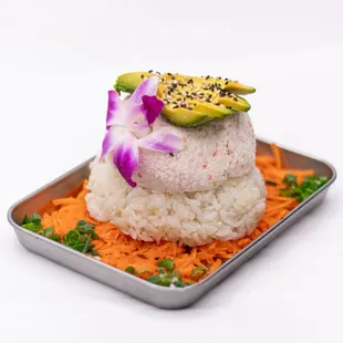 Creamy crab salad with a hint of serrano on a bed of rice, topped with fresh avocado. Served with a side of smoky chipotle and eel. Flavorfu