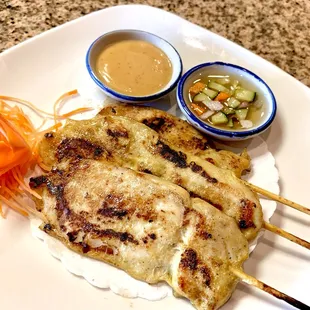 chicken skewers with dipping sauce