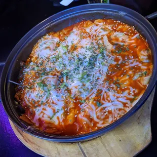 Spicy rice cake with cheese