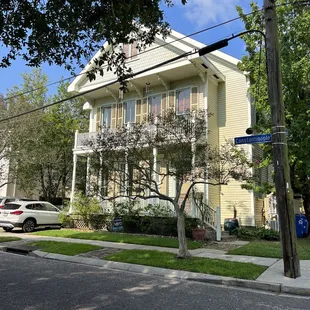 Such a cute neighborhood. Great for walking around to nearby restaurants... perfect spot!