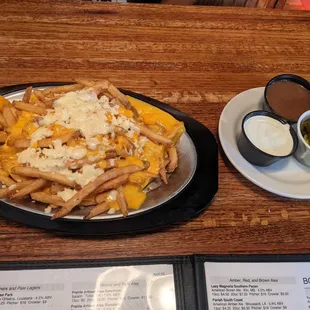 Cheese fries, without the bacon. I believe the waiter said there are 3 cheeses: cheddar, pepper jack, and gouda