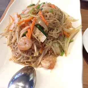 Rice noodles with shrimp and vegetables.