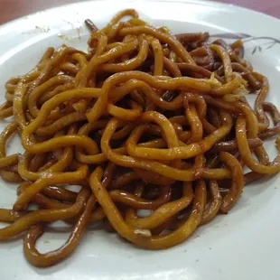 Fresh, hot vegetable lo mein from the buffet.