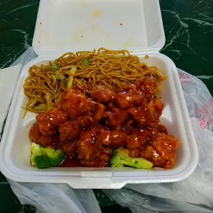 General Tzo chicken with lo mein  $7.50