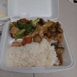 Mushroom chicken, broccoli chicken and steamed rice, delicious