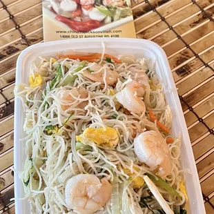 My favorite! (*‿*) Shrimp, veggies, eggs and thin rice noodles. Highly recommend #ShrimpMeiFun @ #China99-Old St Augustine Rd.