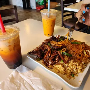 Lunch special sweet and sour pork / mongolian beef