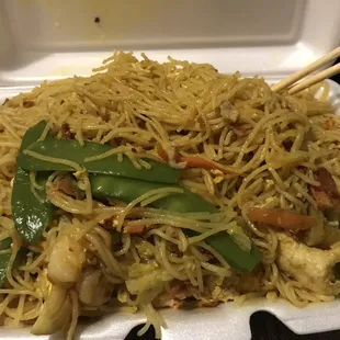 The Singapore mei fun, delicious perfectly seasoned. Perfectly cooked noodles. 5 of 5! Bit spicy, curry heat.