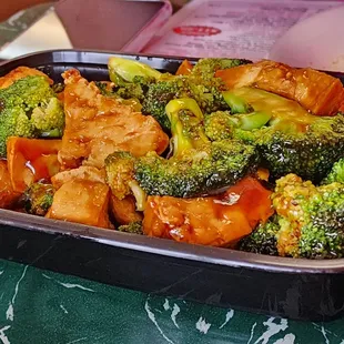 Tofu and broccoli with brown sauce.