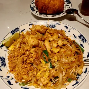 Lunch Size Chicken Pad Thai.  Comes With An Eggroll And Soup.  All This For $10.50!!