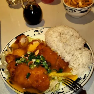 Lunch War Su Gai.  ($10.50)  Comes With Soup, Rice, And An Eggroll.  WSG Here Is Good Enough, But Not Great.