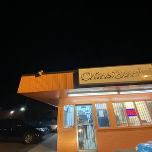 the outside of a restaurant at night
