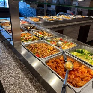 Food bar 2: Main dishes - Chow Mein, steam Broccoli with shrimp, fried rice, white rice, general Tsao chicken, etc.