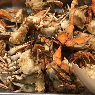 a tray of steamed crabs
