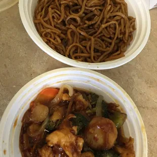 Plain lo mein and garlic chicken