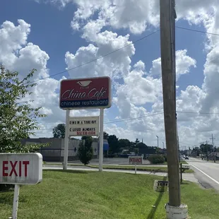 the sign for the restaurant