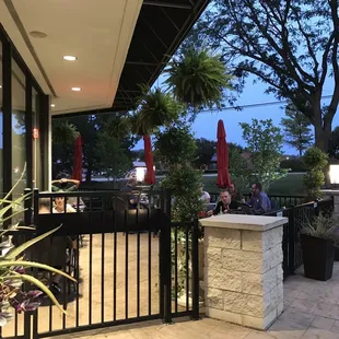 a view of a restaurant from the outside