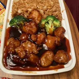 C10. General Tso&apos;s Chicken Combo Platter