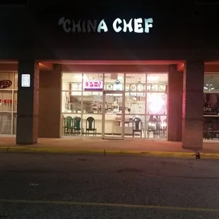 the front of a restaurant at night