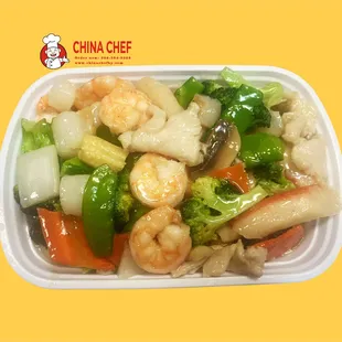 shrimp, broccoli, carrots, and other vegetables