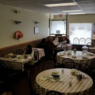 2017-04-22. China Chef. Interior. 8 tables of various sizes. Up to 8 on largest table if you squeeze.